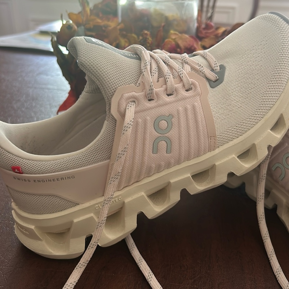On Cloudswift women’s sneaker size 7